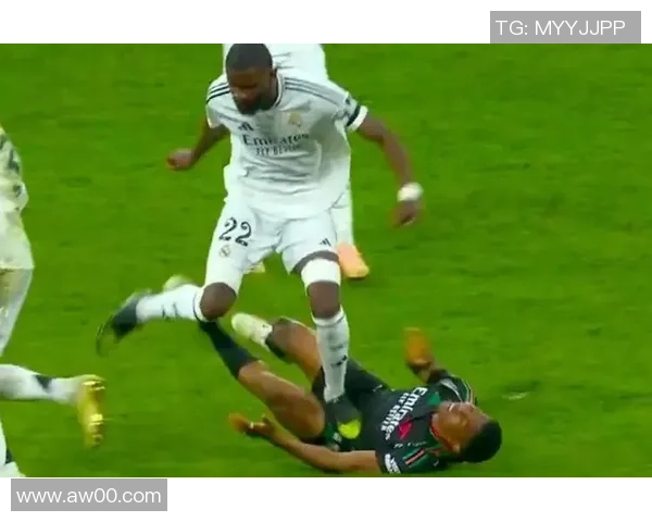 意甲激战：皇马险胜热刺乌龙球引发争议判罚全场沸腾