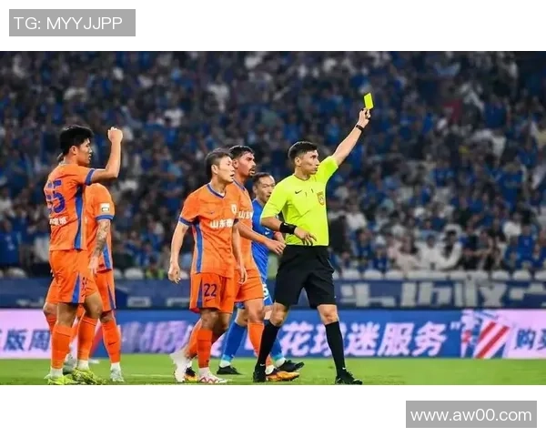 中超焦点战:AC米兰大胜曼联引发争议判罚全场沸腾 中超焦点战:AC米兰大胜曼联引发争议判罚全场沸腾